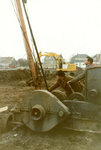 VP_ACHTERDIJK_018 Het slaan van de eerste paal in het uitbreidingsplan Zuid met links op de achtergrond de afgegraven ...