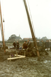 VP_ACHTERDIJK_019 Het slaan van de eerste paal in het uitbreidingsplan Zuid met op de achtergrond de dorpskerk, de ...