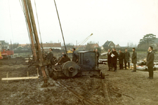 VP_ACHTERDIJK_020 Het slaan van de eerste paal in het uitbreidingsplan Zuid met op de achtergrond de dorpskerk, de ...