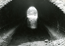 VP_ACHTERDIJK_025 Doorlaat voor de hoofdwaterafvoer onder de Achterdijk nabij de waterstuw langs de Rijksstraatweg; ca. 1976