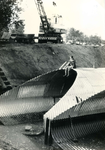 VP_ACHTERDIJK_026 Doorlaat voor de hoofdwaterafvoer onder de Achterdijk nabij de waterstuw langs de Rijksstraatweg; ca. 1976