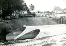 VP_ACHTERDIJK_027 Doorlaat voor de hoofdwaterafvoer onder de Achterdijk nabij de waterstuw langs de Rijksstraatweg; ca. 1976