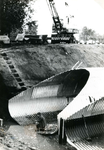 VP_ACHTERDIJK_028 Doorlaat voor de hoofdwaterafvoer onder de Achterdijk nabij de waterstuw langs de Rijksstraatweg; ca. 1976