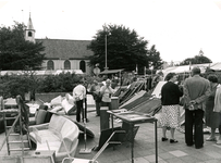 VP_DCMEESLAAN_002 Rommelmarkt in Vierpolders, op de achtergrond de kerk; ca. 1985