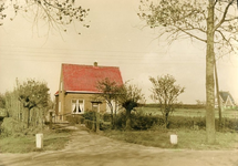 VP_GROENEKRUISWEG_023 Woning van fam. Lieve met op de achtergrond aan de Nolle de woning van J. de Troye; ca. 1950