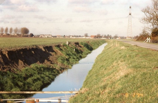 VP_HOGEWEG_002 Zicht op de Dorpsdijk en in het verlengde van de sloot tuincentrum v.d. Berg; 8 februari 1994