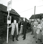 VP_OPENBAARVERVOER_005 Onthulling van de ZWN bushalte van de buurtbus; 4 september 1982