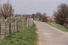 VP_OUDEDIJK_002 Oudedijk gezien vanuit zuidelijke richting bij de afslag naar het recreatiegebied langs het Spui. Op de ...