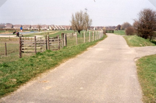 VP_OUDEDIJK_004 Oudedijk gezien vanuit zuidelijke richting bij de afslag naar het recreatiegebied langs het Spui. Op de ...