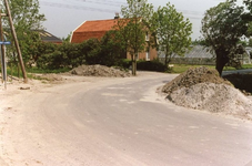 VP_OUDEDIJK_007 Oudedijk gezien vanuit zuidelijke richting met links op de kruising met de Middelweg de woning van ...