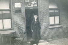 VP_PERSONEN_006 Pie Bravenboer (22 maart 1919 - 5 februari 2000) voor de ingang van café Halfweg; ca. 1936