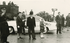 VP_PERSONEN_020 Dhr. en mw. van Geest wachten aan de gemeentegrens de nieuwe burgemeester J.B. Bosch op; 16 september 1964