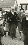 VP_PERSONEN_029 De nieuwe burgemeester J.G. Bosch en echtgenote worden bij de gemeentegrens verwelkomd; 16 september 1964