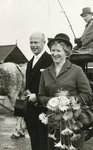 VP_PERSONEN_032 De nieuwe burgemeester J.G. Bosch en echtgenote worden bij de gemeentegrens verwelkomd; 16 september 1964