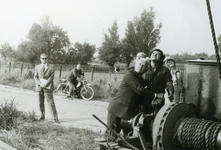 VP_PERSONEN_073 Werkbezoek van mr. J. Klaasesz, commissaris der koningin van Zuid-Holland, slaan van de eerste pal voor ...