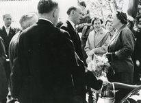 VP_PERSONEN_076 Werkbezoek HM koningin Juliana en mr. J. Klaasesz, commissaris der koningin van Zuid-Holland, bij ...
