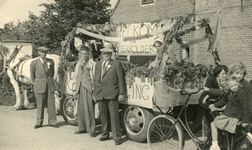 VP_PERSONEN_077 Versierde wagen bij het werkbezoek HM koningin Juliana en mr. J. Klaasesz, commissaris der koningin ...