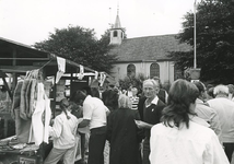 VP_ROMMELMARKT_002 Rommelmarkt nabij de dorpskerk; ca. 1980