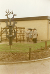 VP_SCHOLEN_007 Opening van de kleuterschool Pinokkio: kunstwerk op het schoolplein; 1971