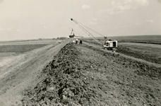 ZL_DIJKVERSTERKING_11 Kijkje op de Zeedijk, richting de Koeneweg. Op de achtergrond de boerderij van Oosthoek; 1957