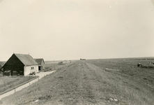 ZL_DIJKVERSTERKING_12 Kijkje op de Zeedijk. De boerderij van Nobel tussen de Schoutsweg en de Koekendorpsweg; 1957