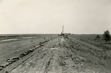 ZL_DIJKVERSTERKING_13 Kijkje op de Zeedijk, richting de Koeneweg en de Ruigendijk; 1957