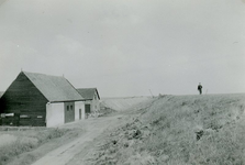ZL_DIJKVERSTERKING_14 Kijkje op de Zeedijk. De boerderij van Nobel tussen de Schoutsweg en de Koekendorpsweg; 1957