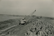 ZL_DIJKVERSTERKING_16 Kijkje op de Zeedijk, richting de Koeneweg. Op de voorgrond een dragline van aannemer Boltje ...