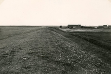 ZL_DIJKVERSTERKING_19 Kijkje op de Zeedijk, richting de Ruigendijk; 1957