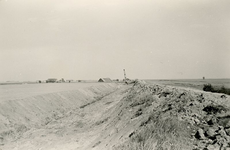ZL_DIJKVERSTERKING_23 Kijkje op de Zeedijk, richting de Schoutsweg. Op de achtergrond de boerderij van Oosthoek; 1957