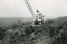 ZL_DIJKVERSTERKING_29 Een dragline is bezig met grondverzet; 1957