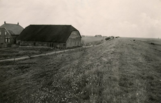 ZL_DIJKVERSTERKING_30 Kijkje vanaf de Zeedijk. De boerderij van Oosthoek aan de Koeneweg; 1957