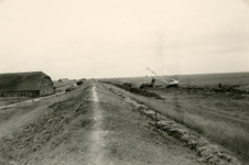 ZL_DIJKVERSTERKING_43 Kijkje op de Zeedijk, links de boerderij van Oosthoek; 1961