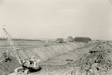 ZL_DIJKVERSTERKING_44 Kijkje op de Zeedijk, rechts de boerderij van Oosthoek; 1961