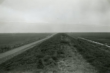 ZL_DIJKVERSTERKING_48 Kijkje op de Zeedijk, richting de Bernisserwaard; 1961
