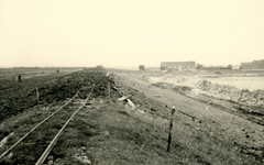 ZL_DIJKVERSTERKING_69 Kijkje op de Zeedijk, richting de Ruigendijk. De dijk wordt hersteld na de Watersnoodramp; Oktober 1953