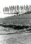 ZL_DWARSWEG_03 Met een vliegtuig wordt gif gespoten over een akker in de polder van Zuidland; ca. 1990