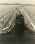 ZL_DWARSWEG_06 Aanbrengen van een slijtlaag op de Dwarsweg om de polder Zuidland, nabij de Zuidoordsedijk; 1977