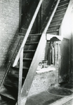 ZL_KERKWEG_06 Interieur van de boerderij: de goot met de trap naar de gootzolder; ca. 1990