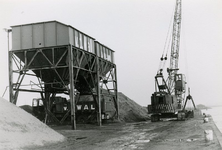 ZL_KROMMEDIJK_24 De zand en grindhandel van V/d Wal langs de haven bij het Spui; 1984