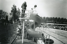 ZL_MOLENDIJK_07 In gebruikname van de glijbaan in het Zwembad De Molengors; 2 mei 1991