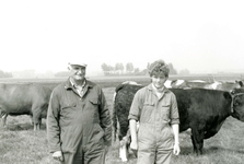 ZL_PERSONEN_15 De heer I.J. Oosthoek met zijn dochter (in de polder van Zuidland?); ca. 1991