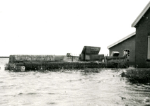 ZL_WATERSNOODRAMP_050 Boerderij van B. Blaak in het water; 1 februari 1953