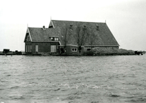 ZL_WATERSNOODRAMP_052 Boerderij van B. Blaak in het water; 1 februari 1953