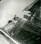 ZL_WATERSNOODRAMP_065 Luchtfoto van de doorbraak van de Zuidlandse Zeedijk nabij de Schenkeldijk. Noodkade is in ...