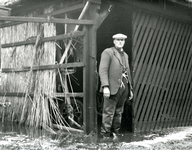 ZL_WATERSNOODRAMP_083 Maarten Blaak bekijkt de schade aan zijn boerderij; Februari 1953