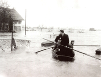 ZL_WATERSNOODRAMP_088 Met een bootje over de Veerdam; Februari 1953
