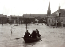ZL_WATERSNOODRAMP_090 Met een bootje over de Stationsweg; 2 februari 1953