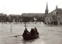 ZL_WATERSNOODRAMP_090 Met een bootje over de Stationsweg; 2 februari 1953