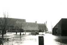 ZL_WATERSNOODRAMP_092 Boerderij van M. Blaak in het water; 1 februari 1953